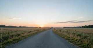 Ruhige Szene mit weitem Himmel oder offenem Weg in weichem Licht. Das Bild vermittelt Weite, Stille und Hoffnung.