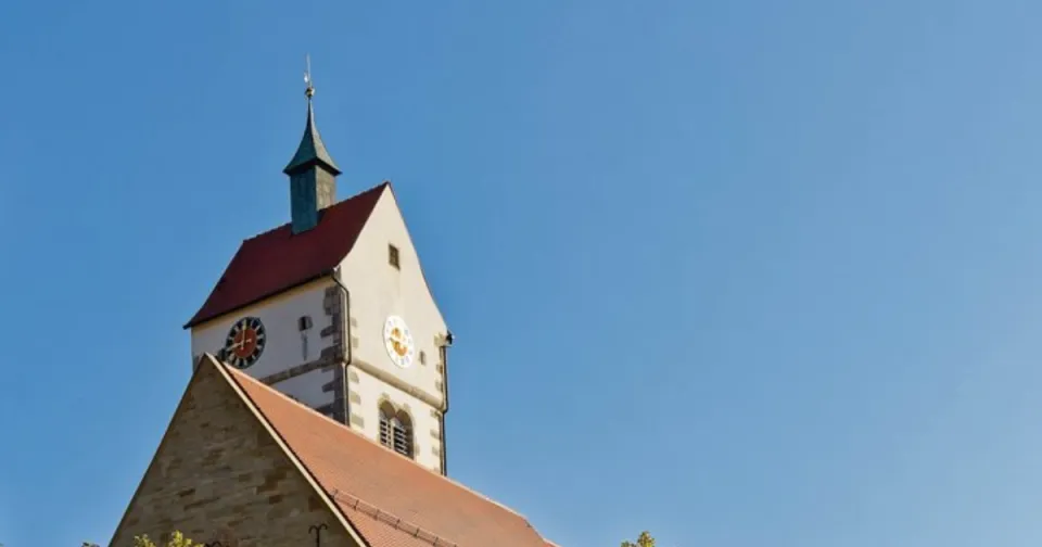 Sommerliche Szene mit einer Kirche in ländlicher Umgebung und offener, einladender Atmosphäre als Bildidee für eine Predigtreihe.