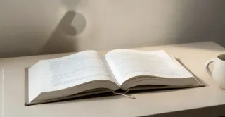 Grafisch ruhige Darstellung mit Heft oder Buch als Symbol für Lernen und Nachdenken im Religionsunterricht.