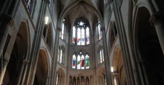 Ein Kirchturm und eine Glocke in ruhiger Atmosphäre kurz vor einem Gottesdienst. Die Bilder vermitteln den Übergang vom Alltag zu einem Moment des Ankommens und der Sammlung.